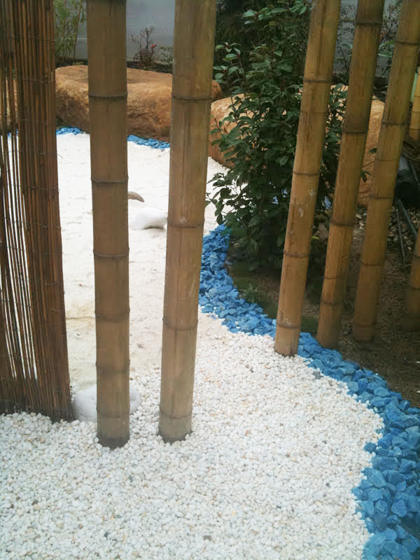 ducha de jardín natural con piedras blancas y cuarzo azul para un mayor bienestar y salud física y mental